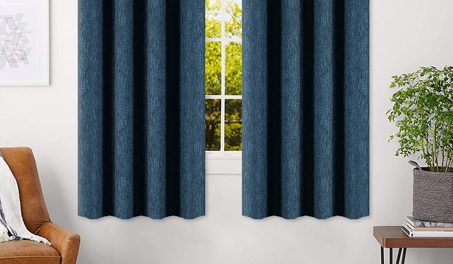 Tá cobhsaíocht tríthoiseach maith ag Sceallóga poileistir