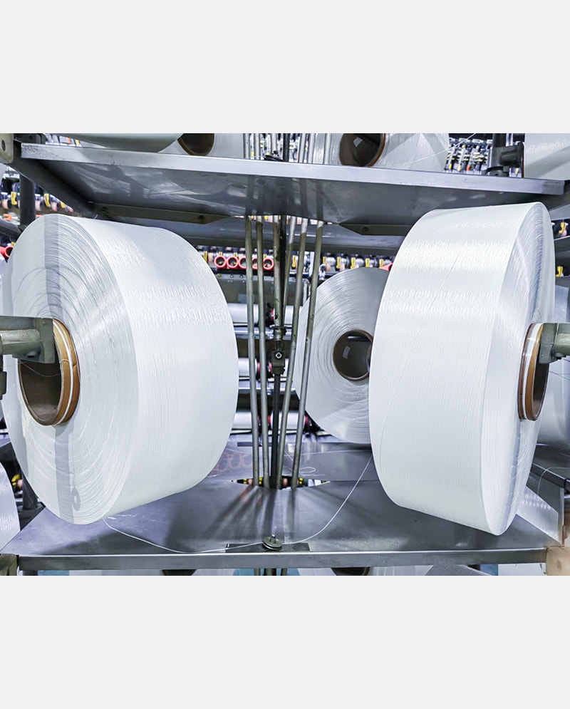 Cad iad na hiarratais leathan a bhaineann le snáth iomlán tarraingthe i réimsí faisin agus tionsclaíocha?